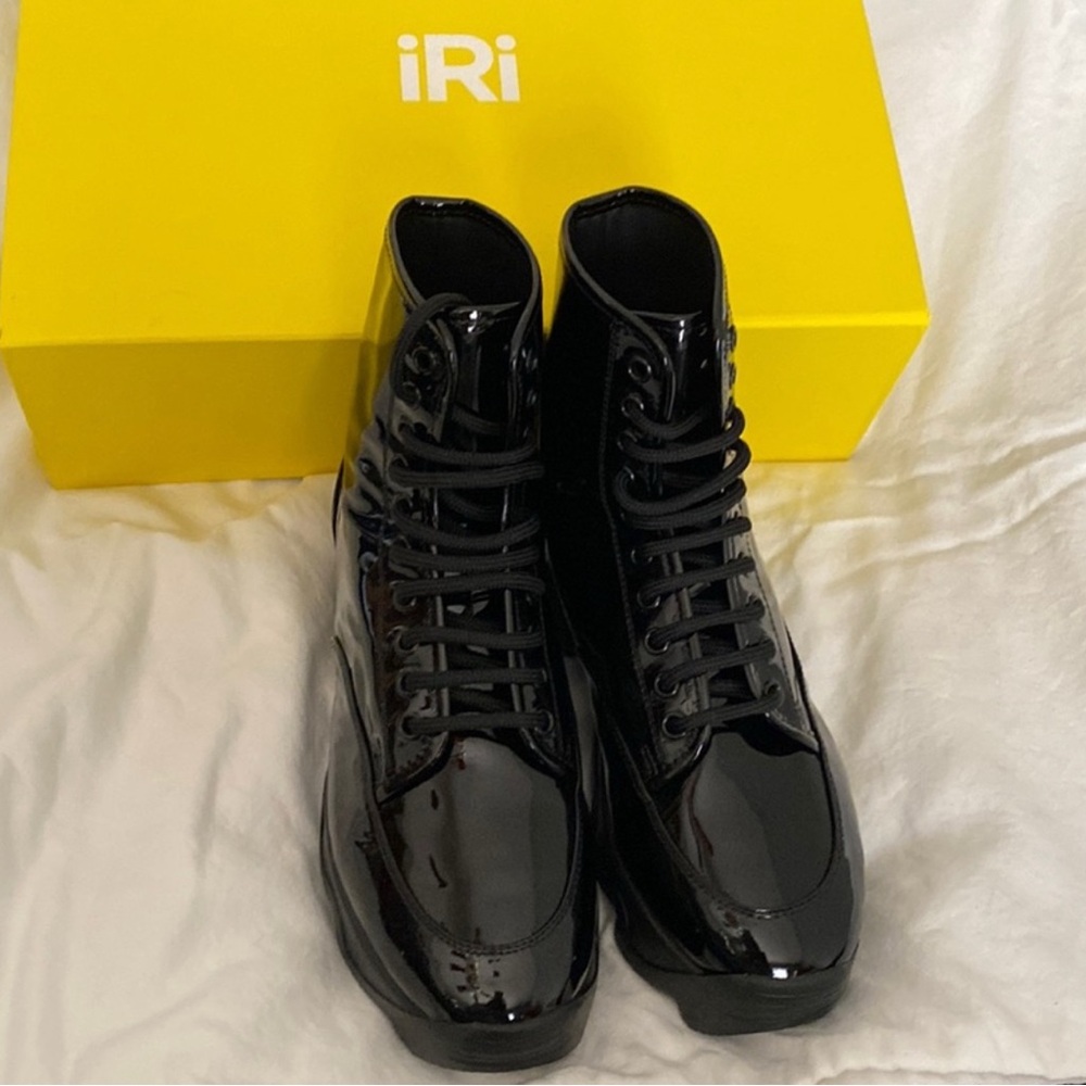iRi Women's Shiny Black Ankle Booties
